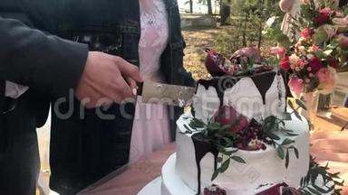婚礼上的新娘和新郎切了一个漂亮的<strong>三层蛋糕</strong>，分发给客人